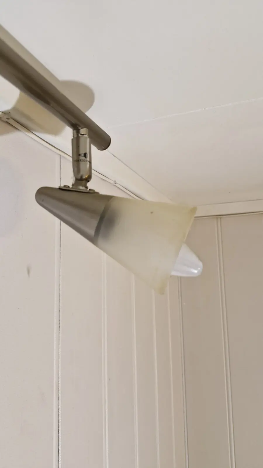 Taklampe med støv og belegg før rengjøring